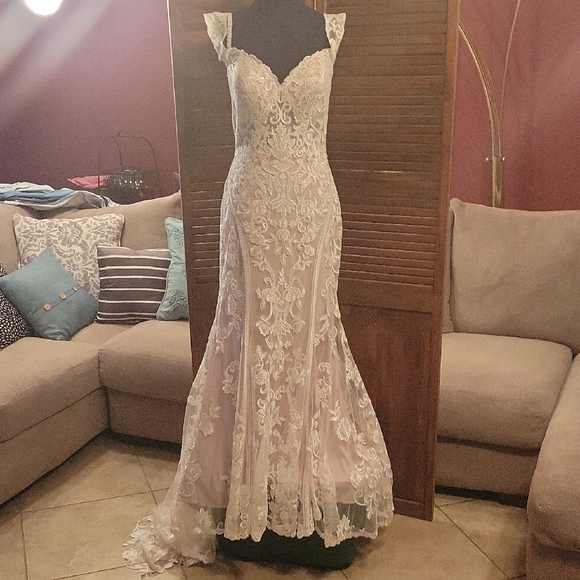 Allure Bridals White Sheath Wedding Dress with Sweetheart Neckline - Picture 10 of 16